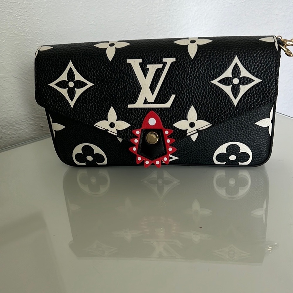 Chain crossbody bag